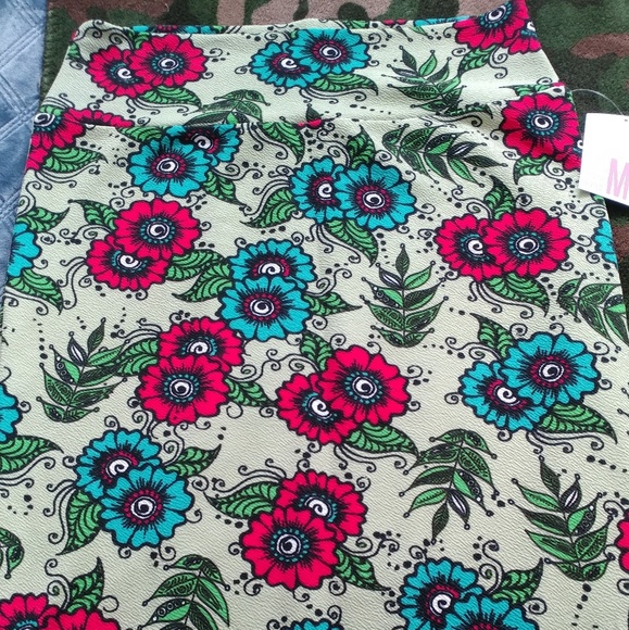 LuLaRoe Dresses & Skirts - Lularoe Cassie skirt M